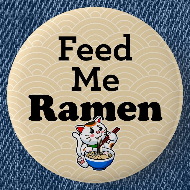 Chapa Redonda De 5 Cm Feed Me Ramen- Gato lindo (Feed Me Ramen Cute Lucky Cat Can Badge- Detail View)