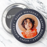Chapa Redonda De 5 Cm Feliz cumpleaños, foto de un Personalizado preppy<br><div class="desc">Este diseño simple y moderno se compone de tipografía de la tierra y agrega una foto de un personalizado."Cumpleaños feliz" rodea la foto del personalizado.</div>
