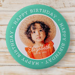Chapa Redonda De 5 Cm Feliz cumpleaños, foto de un Personalizado preppy<br><div class="desc">Este diseño simple y moderno se compone de tipografía de la tierra y agrega una foto de un personalizado."Cumpleaños feliz" rodea la foto del personalizado.</div>