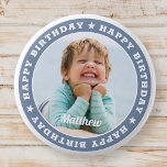 Chapa Redonda De 5 Cm Feliz cumpleaños, simple foto de un Personalizado<br><div class="desc">Este diseño sencillo y moderno se compone de una tipografía de suero y añade una foto personalizado.</div>