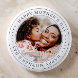 Chapa Redonda De 5 Cm Feliz Día de la Madre, clásica foto simple<br><div class="desc">Este diseño simple y clásico está compuesto por tipografía de la síspera y agrega una foto personalizado.</div>
