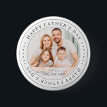 Chapa Redonda De 5 Cm Feliz Día del Padre, clásica foto simple<br><div class="desc">Este diseño simple y clásico está compuesto por tipografía de la síspera y agrega una foto personalizado.</div>
