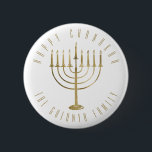 Chapa Redonda De 5 Cm Feliz Navidad en Chanukah Menorah<br><div class="desc">Este botón presenta una menorah de color dorado y el mensaje de arriba dice "Feliz Chanukah". Debajo de la menorah hay un lugar para el nombre de tu familia que puedes personalizar o eliminar si quieres.</div>