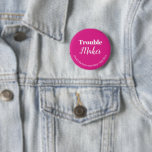 Chapa Redonda De 5 Cm Fiesta de bachillerato rosa divertido<br><div class="desc">¡Empieza el fiesta con el botón de la fiesta de la soltera del creador de problemas rosados divertidos! Este divertido accesorio es perfecto para que las damas de honor y los invitados muestren su apoyo a la futura novia. Con sus vivos colores rosa y blanco, incluso puede personalizar con su...</div>