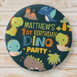 Chapa Redonda De 5 Cm Fiesta de cumpleaños de un niño de dinosaurio chin<br><div class="desc">Compuesto de divertidos sans serif tipografía manuscrita; dinosaurios Cute T-REX en el fondo Esto es diseñado por Select Fiesta Supplied,  exclusivo para Zazzle. Disponible aquí: http://www.zazzle.com/store/selectpartysupplies</div>