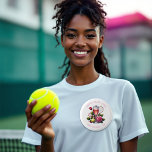 Chapa Redonda De 5 Cm fin de semana de Bachelorette en el club social de<br><div class="desc">Haz que tu despedida de soltera sea inolvidable con este botón de moda "Social Club". Con elegantes acentos florales, detalles de tenis y un motivo de copa de champán, este botón es perfecto para darle un toque elegante a su celebración. Ideal para un fin de semana sofisticado, con temática de...</div>