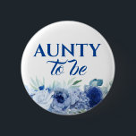 Chapa Redonda De 5 Cm Flores azules adoran a tía para ser Baby Shower<br><div class="desc">Tía de ser botones de ducha floral azul</div>