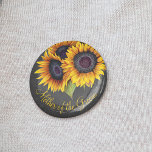 Chapa Redonda De 5 Cm Flores de sol rusticas madre del novio<br><div class="desc">Floral y rústica madre del botón del boda del novio con un ramo de girasoles sobre un fondo de pizarra gris oscuro.             Puede personalizarlo con su texto!</div>