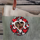 Chapa Redonda De 5 Cm Foto de Corazones y Flores Rojas, Negras y Blancas<br><div class="desc">Flores y corazones rojos,  negros y blancos patrón botón personalizado. Un diseño romántico para cuando estás de ganas de amar. Un regalo para el El día de San Valentín,  un regalo para el boda o un aniversario. Xoxo</div>