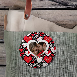 Chapa Redonda De 5 Cm Foto de Corazones y Flores Rojas, Negras y Blancas