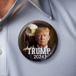 Chapa Redonda De 5 Cm Foto de Donald Trump 2024 - águila calva en el hom<br><div class="desc">¿Qué es más icónico que Donald Trump y un águila calva estadounidense? Un gran diseño para las elecciones de 2024.</div>