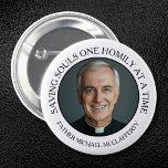 CHAPA REDONDA DE 5 CM FOTO DE PRIESTHOOD SIMPLE NEGRO Y BLANCO<br><div class="desc">Perfecto para el Domingo de Sacerdocio, aniversarios de ordenación, o cualquier ocasión que honre al clero, este pin sirve como un significativo símbolo de apreciación y respeto para aquellos que dedican sus vidas a servir a Cristo y a Su Iglesia. El fondo blanco asegura que el sacerdote siga siendo el...</div>
