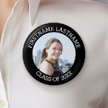 Chapa Redonda De 5 Cm Foto simple de graduado con nombre y clase de año<br><div class="desc">Añada una foto,  nombre y año de clase a este diseño fotográfico. Esto se puede usar para cualquier graduado o reunión: escuela secundaria,  universidad,  posgrado,  enfermería,  escuela de medicina o incluso escuela de comercio.</div>