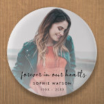Chapa Redonda De 5 Cm Fotografía conmemorativa Moderno y elegante Favor<br><div class="desc">Moderno y minimalista botón de conmemoración fúnebre para celebrar la vida de tu ser querido en un minimalista y simple estilo de diseño con un tipo de letra manuscrita. El diseño puede ser fácilmente personalizado con su propia foto y texto para crear un tributo especial para el funeral, el memorial...</div>