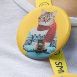 Chapa Redonda De 5 Cm Fotógrafo de gato en Quirky suéter vintage<br><div class="desc">Abróchense el día con este botón fresco y peculiar. Presenta un ilustracion tipo collage de fotos de un gato vestido con un suéter de estilo retro y con una cámara vintage.</div>