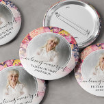 Chapa Redonda De 5 Cm Funeral En La Memoria Amada Foto Floral Brillante<br><div class="desc">El botón perfecto para que amigos y familiares se pongan en un funeral con una imagen de su ser querido y las palabras "en la memoria amorosa" y su nombre. El diseño presenta un diseño floral de acuarela brillante.</div>