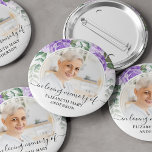 Chapa Redonda De 5 Cm Funeral En La Memoria Amada Foto Floral Púrpura<br><div class="desc">El botón perfecto para que amigos y familiares se pongan en un funeral con una imagen de su ser querido y las palabras "en la memoria amorosa" y su nombre. El diseño presenta un diseño floral de color morado acuático.</div>