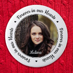 Chapa Redonda De 5 Cm Funeral para siempre en nuestro corazón Foto Memor<br><div class="desc">Honra a tu ser querido con un botón funerario de fotos personalizados. Este único botón funerario es el regalo perfecto para que usted, su familia o amigos rindan homenaje a su ser querido. Esperamos que su recuerdo para siempre en nuestros corazones botón le traiga paz, alegría y recuerdos felices. Cita...</div>