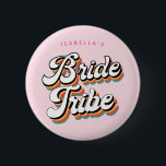 Chapa Redonda De 5 Cm Funky Retro Vintage Brie Tribe Bachelorette<br><div class="desc">Funky Retro inspiró el botón de la Bachelorette Party para la tribu de novias de la novia - con alegres colores retro y tu texto de elección. Un divertido diseño de estilo vintage colorido y feliz con "Tribu de novias" y texto de personalizable. Incluso puedes cambiar los colores de las...</div>