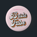 Chapa Redonda De 5 Cm Funky Retro Vintage Brie Tribe Bachelorette<br><div class="desc">Funky Retro inspiró el botón de la Bachelorette Party para la tribu de novias de la novia - con alegres colores retro y tu texto de elección. Un divertido diseño de estilo vintage colorido y feliz con "Tribu de novias" y texto de personalizable. Incluso puedes cambiar los colores de las...</div>