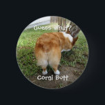 Chapa Redonda De 5 Cm Funny Corgi Pero Adivinen Qué Foto De Humor<br><div class="desc">Un gracioso botón de corte de corgi. Los adictos a los conejitos creerán que esta foto y chiste de Pembroke Welsh Corgi es graciosa. ¿Adivinan qué? Corgi pero.</div>