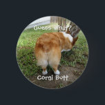 Chapa Redonda De 5 Cm Funny Corgi Pero Adivinen Qué Foto De Humor<br><div class="desc">Un gracioso botón de corte de corgi. Los adictos a los conejitos creerán que esta foto y chiste de Pembroke Welsh Corgi es graciosa. ¿Adivinan qué? Corgi pero.</div>