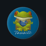 Chapa Redonda De 5 Cm Funny Frog Meditating Personalizado<br><div class="desc">Un divertido diseño de personalizado de ranas meditando con el texto "Namaste". Puede editar el texto como desee y también cambiar el color de fondo azul a cualquier otro color.</div>