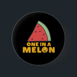 Chapa Redonda De 5 Cm Funny y dulce sandía de fruta posan uno en un meló<br><div class="desc">Uno En Un Melón. Diseño divertido y humorístico de un juego de palabras para alguien especial y digno de tu amor. Esta tierna y dulce mercadería de sandía es genial para el día de la madre o del padre. Perfecto para un día de el día de San Valentín o amistad....</div>