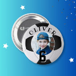 Chapa Redonda De 5 Cm Fútbol Balneario Niños Fotos de Edad de Cumpleaños<br><div class="desc">Botón Fotos de la Edad de Nacimiento de los Niños de la Bola de Fútbol de Fútbol. Botón de cumpleaños de fútbol con foto de personalizado. Añade tu foto,  nombre y edad.</div>