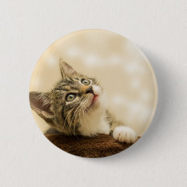 Chapa Redonda De 5 Cm Gatito lindo con una pata al aire libre