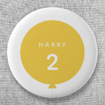 Chapa Redonda De 5 Cm Globo moderno | Amarilla por edad de fiesta de cum<br><div class="desc">Sencilla, elegante y divertida insignia de cumpleaños con su personalizado "<name>" y "<age>" texto en tipografía moderna en blanco crudo sobre un sencillo diseño de globo redondo en amarillo sol con una cuerda gris recta en un estilo escandinavo minimalista. Añade el nombre y la edad de un ser querido para...</div>