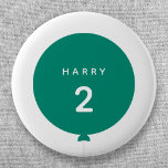 Chapa Redonda De 5 Cm Globo moderno | Edad del nombre del niño de la fie<br><div class="desc">Sencilla, elegante y divertida insignia de cumpleaños con su personalizado "<name>" y "<age>" texto en tipografía moderna en blanco crudo sobre un sencillo diseño de globo redondo en verde vibrante con una cuerda gris recta en un minimalista estilo escandinavo "Scandi". Añade el nombre y la edad de un ser querido...</div>
