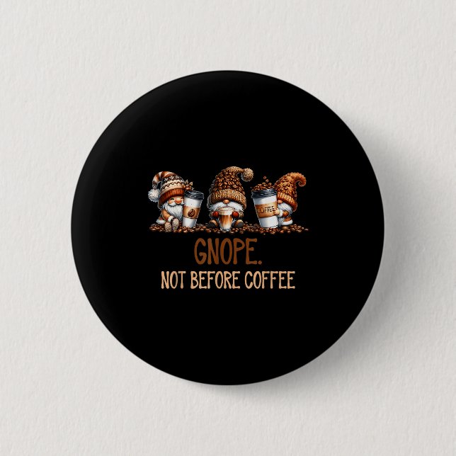 Chapa Redonda De 5 Cm Gnope Not Before Coffee Three Gnomes Graphic Cafei (Anverso)