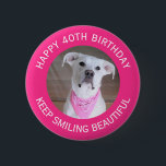 Chapa Redonda De 5 Cm Graciosa foto de Cute Dog 40th Birthday Hot Ponk<br><div class="desc">Este adorable botón presenta Olive,  una hermosa mezcla de Labrador. Foto y texto son personalizables.</div>