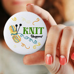 Chapa Redonda De 5 Cm Gracioso Knitting Saying Knit Happens w ball of ya<br><div class="desc">Este pequeño y peculiar diseño lleva la frase atemporal "Knit Happens". La frase está escrita en tipografía mixta de color verde y negro. El diseño presenta una bola de hilo variado en azul verde azulado, vainilla, mostaza y especias, con agujas de punto y algunas colas de hilados con peluca. Por...</div>