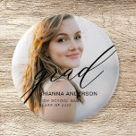 Chapa Redonda De 5 Cm Graduación de la fotografía Minimalista simple con<br><div class="desc">Eleva tu celebración de graduación con nuestro botón Graduate Simple Modern Script Minimalista Photo . Este elegante accesorio combina tipografía de escritura moderna con elementos de diseño minimalista para un toque sofisticado. Con su foto de graduación como punto focal, este botón capta la esencia de su logro mientras agrega un...</div>