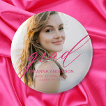 Chapa Redonda De 5 Cm Graduado Rosado Caliente Simple Script Foto Minima<br><div class="desc">Eleva tu celebración de graduación con nuestro botón Graduate Simple Modern Script Minimalista Photo . Este elegante accesorio combina tipografía de escritura moderna con elementos de diseño minimalista para un toque sofisticado. Con su foto de graduación como punto focal, este botón capta la esencia de su logro mientras agrega un...</div>