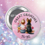 Chapa Redonda De 5 Cm Gran Abuela de bebé y cachorro para ser Baby Showe<br><div class="desc">Gran abuela para ser botones de ducha para bebés. Dulce bebé sentada al lado de su pequeño cachorro Pastor Alemán en un parche de flores acuáticas de bonito. Mariposas rosas y azules y flores silvestres de bonito.</div>