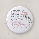 Chapa Redonda De 5 Cm Gran Abuela de un pequeño Baby Shower de flores si<br><div class="desc">Celebra la próxima llegada de tu pequeña con nuestro "Pin botón de ducha de la bebé de flores silvestres rosadas", una adición perfecta a cualquier ducha de bebé con su encantadora flor silvestre y su tema rosa. Este pin botón de bonito diseño presenta la palabra 'Flor silvestre' en una caligrafía...</div>