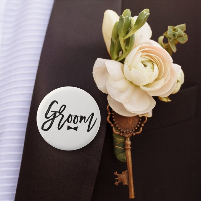 Chapa Redonda De 5 Cm Groom Black Brush Script Bow Tie Wedding Party ('Groom' Bow Tie Black Brush Script Calligraphy Wedding Rehearsal Pin Button @ fatfatin_blue_knot)