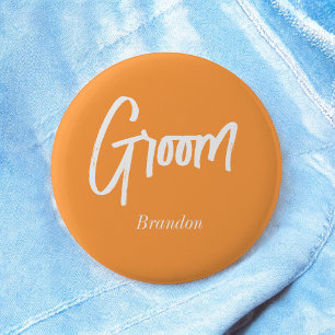 Chapa Redonda De 5 Cm Groom Naranja White Script Boda