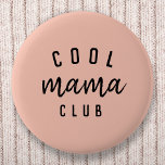 Chapa Redonda De 5 Cm Guay Mama Club | Moderno Día de la Madre Rosa de P<br><div class="desc">Sencillo y elegante "cool mama club" cita el diseño de arte en la moderna tipografía minimalista con un moderno tipo de letra manuscrita en un fondo color rosa pastel. ¡El regalo perfecto para tu fresca madre en su cumpleaños o el Día de la Madre! El lema se puede personalizar fácilmente...</div>