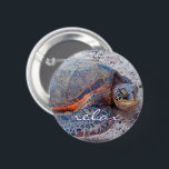 Chapa Redonda De 5 Cm Hawaii Honu Sea Turtle Foto Relax Script Bold<br><div class="desc">Las tortugas marinas de Hawái saben relajarse bajo el sol. Retroceda a las cálidas brisas de las Islas Hawái con este relajante y colorido botón de foto. Puedes elegir entre 5 tamaños de botón redondos (pequeños, estándar, grandes, gigantes, colosales) y 1 tamaño de botón cuadrado. Hace un gran regalo para...</div>