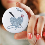 Chapa Redonda De 5 Cm Heart Yarn Ball w. Agujas de punto - Personalizada<br><div class="desc">Personalice este botón con su nombre o texto personalizado. El diseño incluye una bola en forma de corazón de hilo con agujas de punto y una pequeña mariposa. La insignia tiene una paleta de colores gris, rosa y azul. Por favor, busque en nuestra tienda los artículos que coincidan y coordinen....</div>