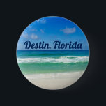 Chapa Redonda De 5 Cm Hermosa fotografía de paseo marítimo de Destin Bea<br><div class="desc">Una hermosa fotografía de playa tomada en el destino ideal de vacaciones de Destin,  Florida. Las magníficas aguas verdes de Sandestin se adentran en la arena de la costa bajo los cielos azules para hacer el perfecto y pintoresco botón de vacaciones.</div>