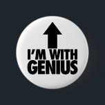 Chapa Redonda De 5 Cm Im Con Genius<br><div class="desc">Im With Genius es una parodia divertidísima de Im With Stupid. Este Botón Pinback usa una flecha negra audaz con "Im With Genius" debajo para dar humor y sátira,  el botón perfecto para cualquiera que busque chistes graciosos y humorísticos.</div>
