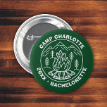 Chapa Redonda De 5 Cm Insignia de las damas de honor Personalizado Camp<br><div class="desc">Botón de personalizado de bachillerato del campamento para ser usado como una insignia para sus damas de honor con un diseño de montañas y una fogata. Personalice el producto con el nombre de la futura novia o del campamento,  la fecha de fiesta,  el camping o cualquier mensaje de personalizado.</div>