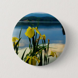 Chapa Redonda De 5 Cm Iris amarillo en la orilla del lago
