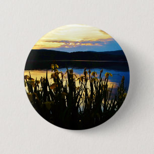 Chapa Redonda De 5 Cm Iris amarillo en la orilla del lago Arrowhead