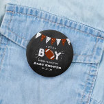 Chapa Redonda De 5 Cm It's a Boy! Baby Shower con temas de fútbol<br><div class="desc">Estos botones son perfectos para quien tenga una ducha de bebé este año. Este diseño es fácil de personalizar con la redacción de su evento especial y sus invitados estarán encantados cuando vean estos fabulosos botones de fiesta. Se pueden encontrar elementos coincidentes en la colección.</div>